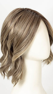 SPARKLING CHAMPAGNE BLONDE R | A radiant blend of champagne blonde with soft golden and beige tones, grounded by natural-looking roots in ash brown and dark blonde.