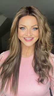 Sandy @i_be_wiggin demonstrates her straightened Brianna by Envy in Toasted Sesame, styled with the 3-in-1 Airstyler