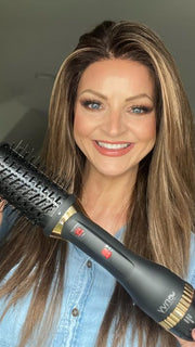 Sandy @i_be_wiggin demonstrates her straightened Brianna by Envy in Toasted Sesame, styled with the 3-in-1 Airstyler