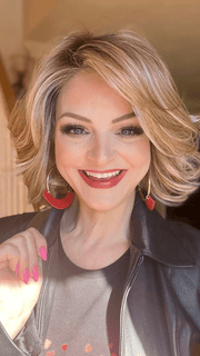 Sandy @i_be_wiggin wearing CROWD PLEASER by RAQUEL WELCH WIGS in color RL14/22SS SHADED WHEAT | Dark Blonde Evenly Blended with Platinum Blonde and Dark Roots