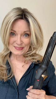 Mel B. @mels.be.ageless shows her tightened curls on Voice by Ellen Wille in Sandy Blonde Rooted using the 3-in-1 Airstyler 