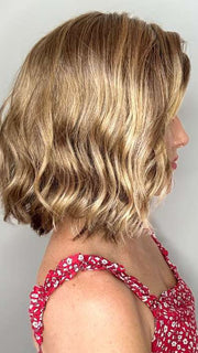 Kristyna @kristynamoore wearing CHARLOTTE by ENVY BY ALAN EATON in color TOASTED SESAME | Medium Brown roots with overall Warm Cinnamon base and Golden Blonde highlights