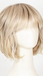 EL14/1001/R8 SUN & SAND LIGHTED | Face-framing highlights transition into a warm blonde artfully blended with platinum silver blonde, shaded with dark roots 