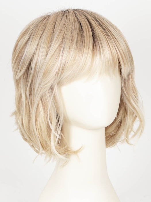 EL14/1001/R8 SUN & SAND LIGHTED | Face-framing highlights transition into a warm blonde artfully blended with platinum silver blonde, shaded with dark roots 