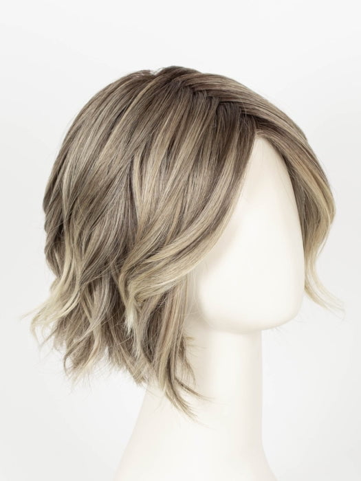 SPARKLING CHAMPAGNE BLONDE R| A radiant blend of champagne blonde with soft golden and beige tones, grounded by natural-looking roots in ash brown and dark blonde.
