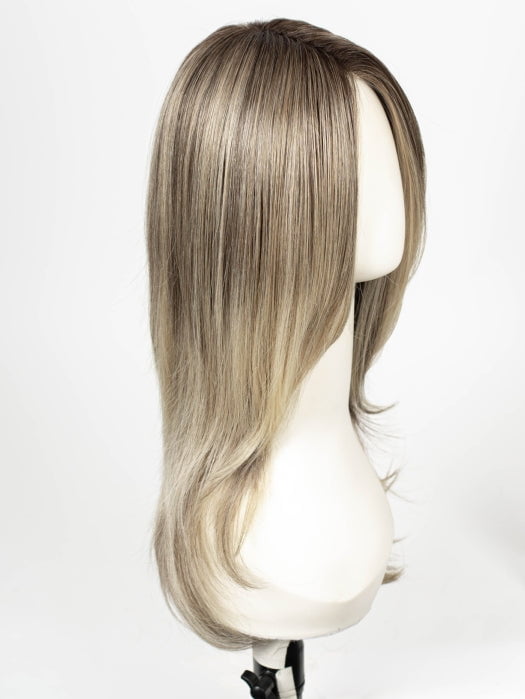 SPARKLING CHAMPAGNE BLONDE R| A radiant blend of champagne blonde with soft golden and beige tones, grounded by natural-looking roots in ash brown and dark blonde.