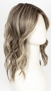 SPARKLING CHAMPAGNE BLONDE R| A radiant blend of champagne blonde with soft golden and beige tones, grounded by natural-looking roots in ash brown and dark blonde.
