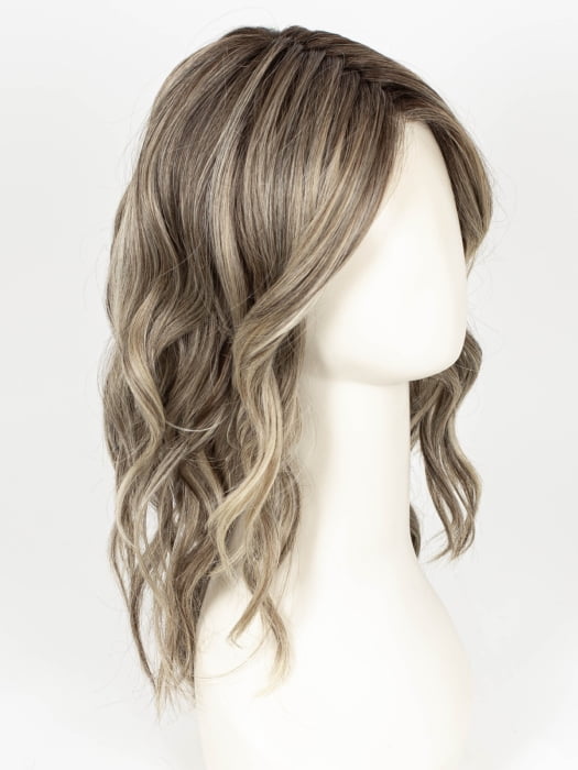 SPARKLING CHAMPAGNE BLONDE R| A radiant blend of champagne blonde with soft golden and beige tones, grounded by natural-looking roots in ash brown and dark blonde.