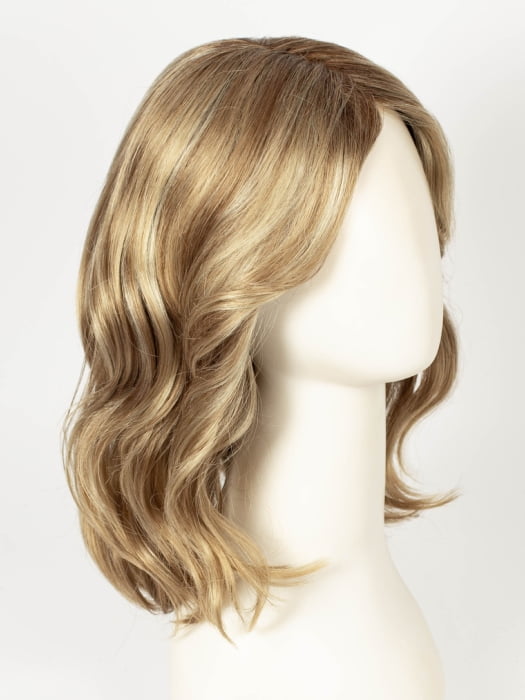 SPARKLING CHAMPAGNE BLONDE R| A radiant blend of champagne blonde with soft golden and beige tones, grounded by natural-looking roots in ash brown and dark blonde.
