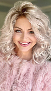 Sandy @i_be_wiggin wearing MILA by JON RENAU in color FS60/PKS18 FROST | Pure White with Pink Blended. Shaded with Dark Natural Ash Blonde