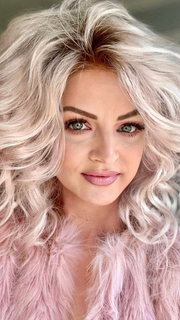 Sandy @i_be_wiggin wearing MILA by JON RENAU in color FS60/PKS18 FROST | Pure White with Pink Blended. Shaded with Dark Natural Ash Blonde