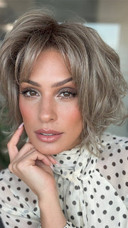 Model is wearing BRANN in color GREIGE-R | A perfect blend of silver-grey and beige tones with medium brown root