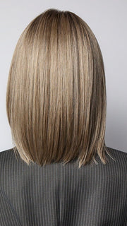 MODEL is wearing ILA in color GREIGE-R | A perfect blend of silver-grey and beige tones with medium brown root