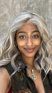 Shyla @stylewithshyla wearing MAEVE by JON RENAU in 101F48T MARTINI | Soft White Front, Light Brown with 75% Grey Blend with Soft White Tips