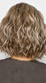 TRES CHOCOLATE R | Carefully placed White, Medium, and Dark Chocolate tones completed with a Dark Brown Root. This color is perfect for both Blond and Brown enthusiasts