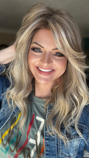 Sandy Holston @i_be_wiggin wearing RACHEL by JON RENAU in color 12FS12 MALIBU BLONDE | LIght Gold Brown, Light Natural Gold Blonde, Pale Natural Gold-Blonde Blend, Shaded with Light Gold Brown