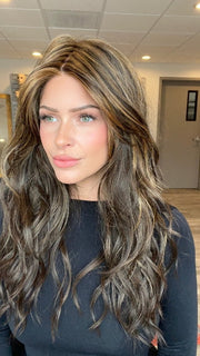 Model is wearing CALIFORNIA BEACH WAVES by TRESSALLURE in 829 | Medium Brown with Red highlights