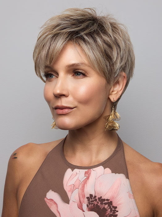 Model is wearing RIN in SEA SALT BLONDE R | A perfect mixture of cool, icy-blond and warm-dark blond. The rich brown root tone enhances the modern appearance.