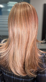 Roxie is wearing CHARMING by TRESSALLURE in color 17/23/R8 | Beige Blonde and Auburn Blended with Medium Brown Roots