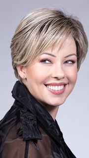 SPARKLING CHAMPAGNE BLONDE-R 8/16/21+8 | A radiant blend of champagne blonde with soft golden and beige tones, grounded by natural-looking roots in ash brown and dark blonde. 