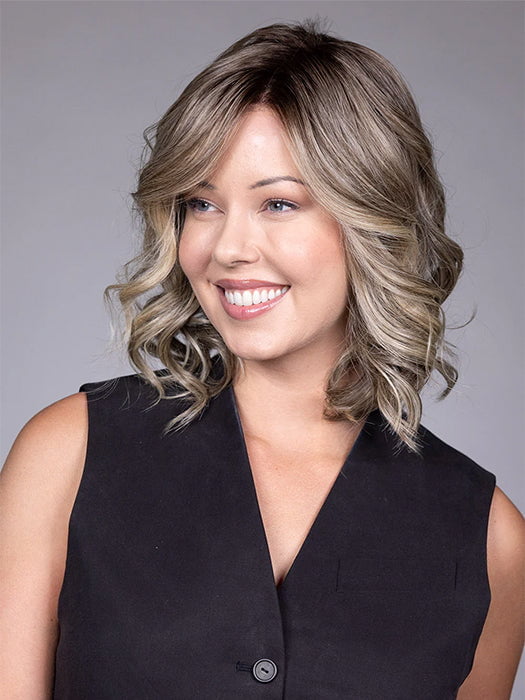 Model is wearing STREEP in SPARKLING CHAMPAGNE BLONDE R | A radiant blend of champagne blonde with soft golden and beige tones, grounded by natural-looking roots in ash brown and dark blonde.