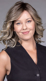 Model is wearing STREEP in SPARKLING CHAMPAGNE BLONDE R | A radiant blend of champagne blonde with soft golden and beige tones, grounded by natural-looking roots in ash brown and dark blonde.