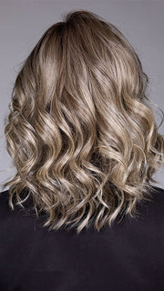 Model is wearing STREEP in SPARKLING CHAMPAGNE BLONDE R | A radiant blend of champagne blonde with soft golden and beige tones, grounded by natural-looking roots in ash brown and dark blonde.