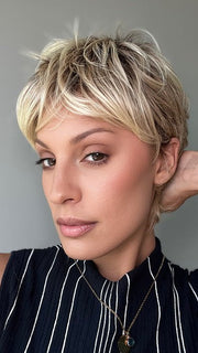 Roxie wearing SWEPT BACK SHORT CUT by HIARDO in SS14/88 SHADED GOLDEN WHEAT | Medium Blonde streaked with Pale Gold highlights, Medium Brown roots