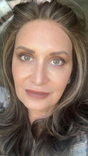 Emily H. @she_sheds_more wearing MIRANDA by JON RENAU in color 8RH14 MOUSSE CAKE | Medium Brown with 33% Medium Natural Blonde Highlights
