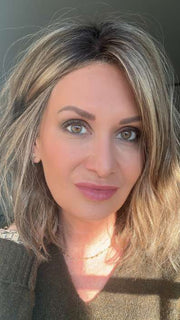 Emily H. @she_sheds_more wearing CHARLOTTE by ENVY BY ALAN EATON in color HONEY BREEZE | A blend of Cool, Honey Blonde and Multi-Dimensional Medium Brown with Darker Brown Roots
