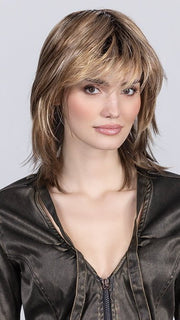 Model is wearing SAND MULTI ROOTED 12.22.31 | Lightest Brown and Light Neutral Blonde with Light Reddish Auburn Blend and Shaded Roots