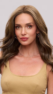 Model is wearing FIONA LITE by JON RENAU in color 8RH14 MOUSSE CAKE | Medium Brown with 33% Medium Natural Blonde Highlights