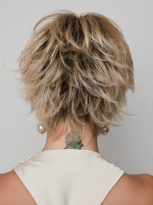 Model is wearing MIO by NORIKO in color SANDY CREAM BLOND R | A blend of beige brown, honey, and creamy blond with subtle roots.
