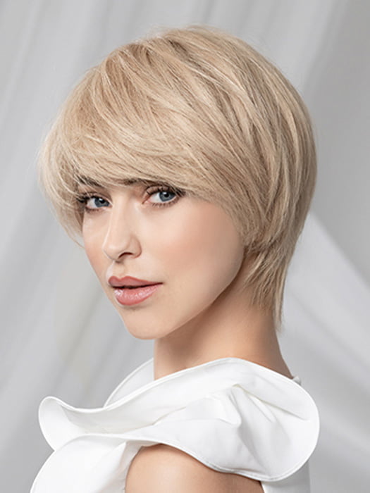 Model is wearing AWARD SMALL DELUXE by ELLEN WILLE in color PEARL BLONDE MIX 101.16.14 | Pearl Platinum with Medium Blonde and Medium Ash Blonde Blend