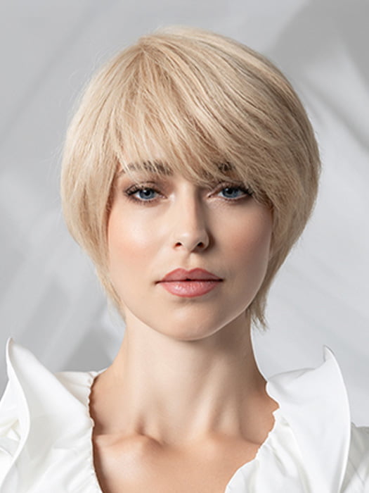 Model is wearing AWARD SMALL DELUXE by ELLEN WILLE in color PEARL BLONDE MIX 101.16.14 | Pearl Platinum with Medium Blonde and Medium Ash Blonde Blend