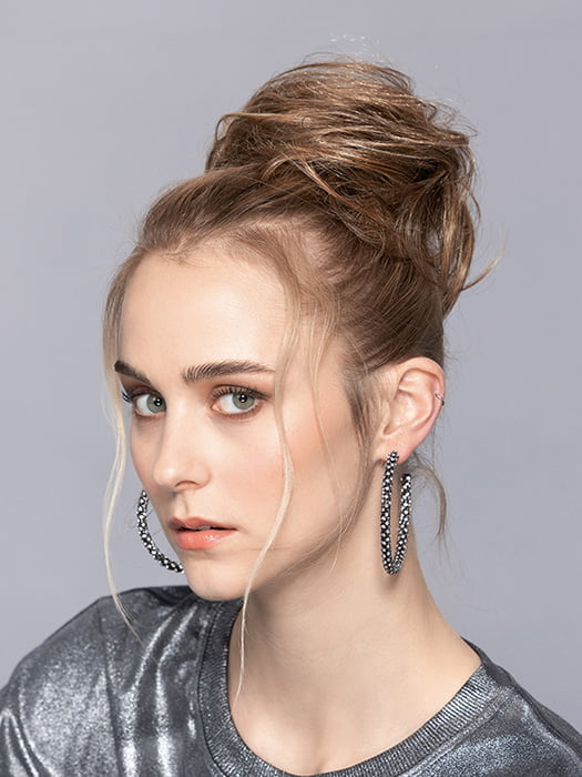 Model is wearing CASSIS by ELLEN WILLE in color BERNSTEIN MIX | Light Brown base with subtle Light Honey Blonde and Light Butterscotch Blonde highlights