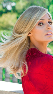 This understated long cut is highlighted by a soft wave to add natural movement and appeal. 