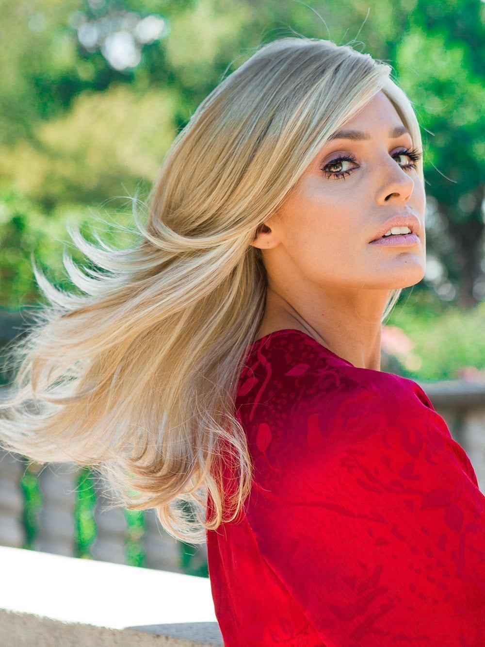 This understated long cut is highlighted by a soft wave to add natural movement and appeal. 