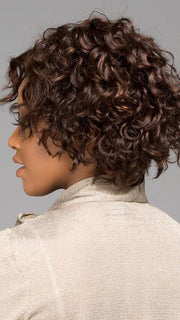 Shorter layers around the perimeter create a flattering shape | Color: FS4/30