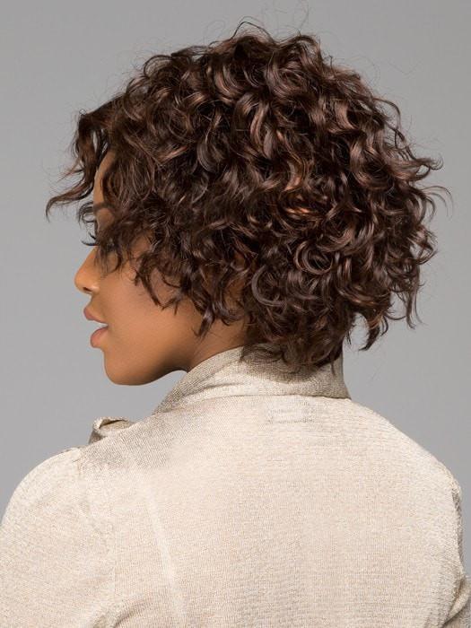 Shorter layers around the perimeter create a flattering shape | Color: FS4/30