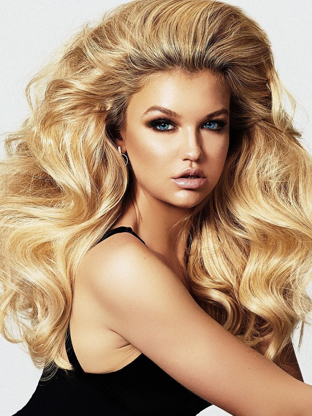 A do-it-yourself solution to achieve sexy bombshell hair at home