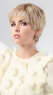 This lightweight synthetic style has a feathery fringe that brushes the brow bone gracefully