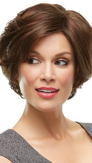 Smooth and straighten the ends with your fingers and shaping cream | Color: 6/33