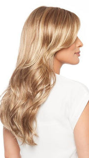 Cascading layers are softly curled to add loose waves | Color: 14/26S10