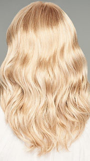 GL14-22SS SS SANDY BLONDE | Dark golden blonde base blends into multi-dimensional tones of medium gold blonde and light beige blonde
