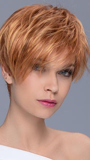 This classic short style has  slightly longer and  feathered layers on top