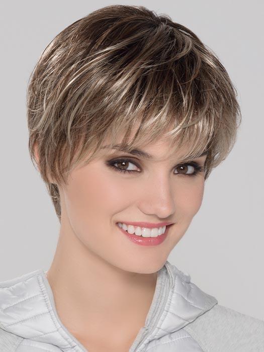 SMART MONO by ELLEN WILLE in BERNSTEIN ROOTED | Light Brown base with subtle Light Honey Blonde and Light Butterscotch Blonde highlights and Dark Roots