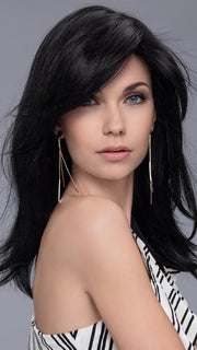 The long fringe layers can be swept to the side, opening up your face and framing your features