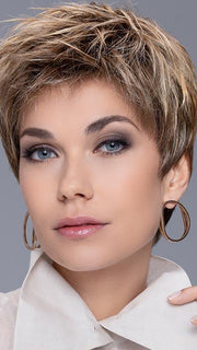 It has a monofilament crown to create the illusion of natural growth and an impeccable extended lace front