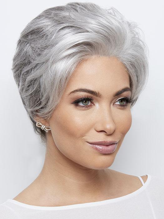  This classy synthetic wig features a gorgeous lace front hairline